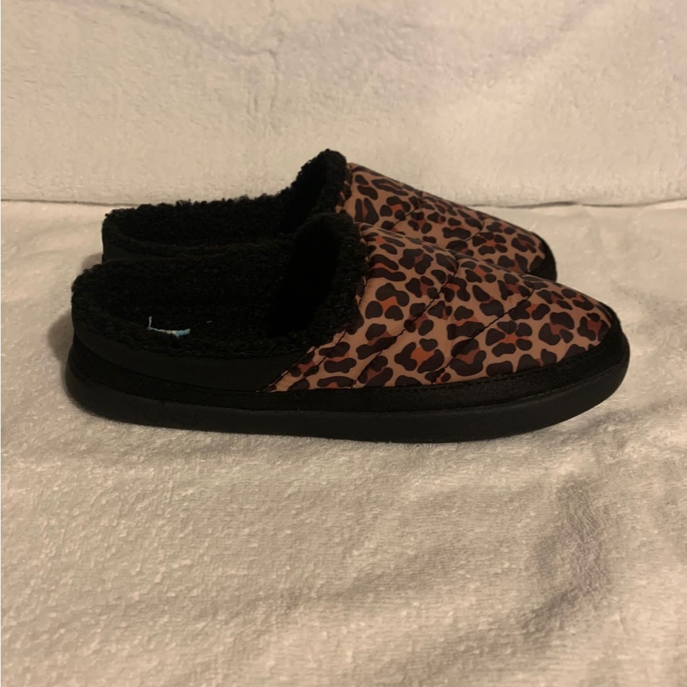Toms leopard print slippers